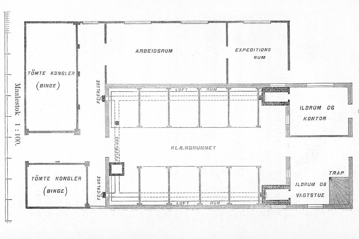 Plantegning over 1. etasje i klengstua som det statlige skogvesenet fikk reist på Hamar planteskoles driftsareal på et jordstykke som ble leid av gardbrukeren på Tommelstad i Vang i midten av 1890-åra.    

Kjernen i anlegget var et sinklaftet volum som målte 12 x 6 meter, og følgelig hadde ei grunnflate på drøyt 70 kvadratmeter.  På denne planskissa er dette volumet markert med forholdsvis tjukke, skraverte vegger.  I denne bygningen lå sjølve klengrommet, som hadde ei grunnflate på 9 X 6 meter.  Langs den øvre delen av de to langveggene i dette rommet ble det lagd fire 1,9 meter brede nettinghyller – «hjeller» – for konglene som skulle klenges.  Varmen som trengtes ble produsert i to hvelvete murovner, med ilegg fra de to enderommene i den laftete bygningskjernen, ei vaktstue og et kontor.  Fra de to murovnene ble varmen ledet i blikkrør under hjellene mot pipeløp i den indre delen av klengstua.  Både vaktstua og kontoret hadde observasjonsvinduer der personalet kunne kikke inn og overvåke klengingsprosessen uten stadig å måtte ta seg inn og ut av det varme klengrommet.  Der ville kongleskjellene, etter noen timer i 40-50 varmegrader, åpne seg slik at mesteparten av frøet falt ned på golvet, stimulert av at en mann periodevis gikk langs midtgangen i rommet med ei rive og vendte litt på konglene.  Prosessen tok vanligvis 12-14 timer.  Etter at klenginga av et parti var avsluttet ble tomkonglene båret over i en del av bygningen som var utført i uisolert bordkledd bindingsverk (til venstre på dette bildet).  De kunne nemlig selges som brensel til folk i Hamar by.  Også på østsida av bygningen (opp på denne tegninga) var det et tilbygd i uisolert, bordkledd bindingsverk.  Her var det et arbeidsrom, hvor kongler som hadde ligget lenge i varmen i klengrommet ble tromlet, slik at de siste frørestene falt ut.  I det samme siderommet ble også frøvingene fjernet, rett og slett ved at frøet ble samlet i striesekker, som ble banket og knadd, før innholdet ble såldet, slik at frøene ble skilt fra støv, barnåler og kongleskjell.  Det andre siderommet var et ekspedisjonslokale, antakelig for pakking og veiing av ferdigreset frø.  Over det etasjeplanet som vises på denne tegninga var det et loft med trappeoppgang fra vaktstua.  Loftet ble i hovedsak brukt som lager for uklengete kongler, som kunne tappes ned på hjellene gjennom luker i himlinga.  

Tilgangen på kongler til den nye klenganstalten på Hamar var god, og spiretesting av frøet som ble levert fra klenganstalten gav svært oppmuntrende resultater.  Anlegget på bildet fikk imidlertid ingen lang levetid.  En februarkveld i 1898 oppsto det brann i konglelageret, og bygningen ble totalskadd.  Skogfrøproduksjonen hadde imidlertid vært så vellykket, at det ble reist ei ny klengstue på branntomta.  Det sto ferdig høsten 1899.