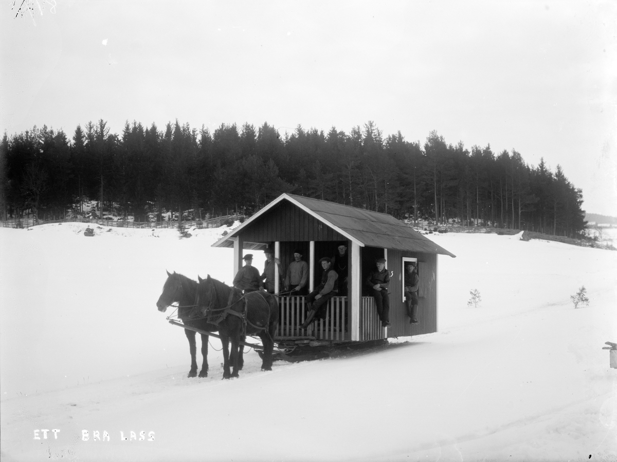 Flytt av skyttepaviljong över isen med hästtransport, Uppland