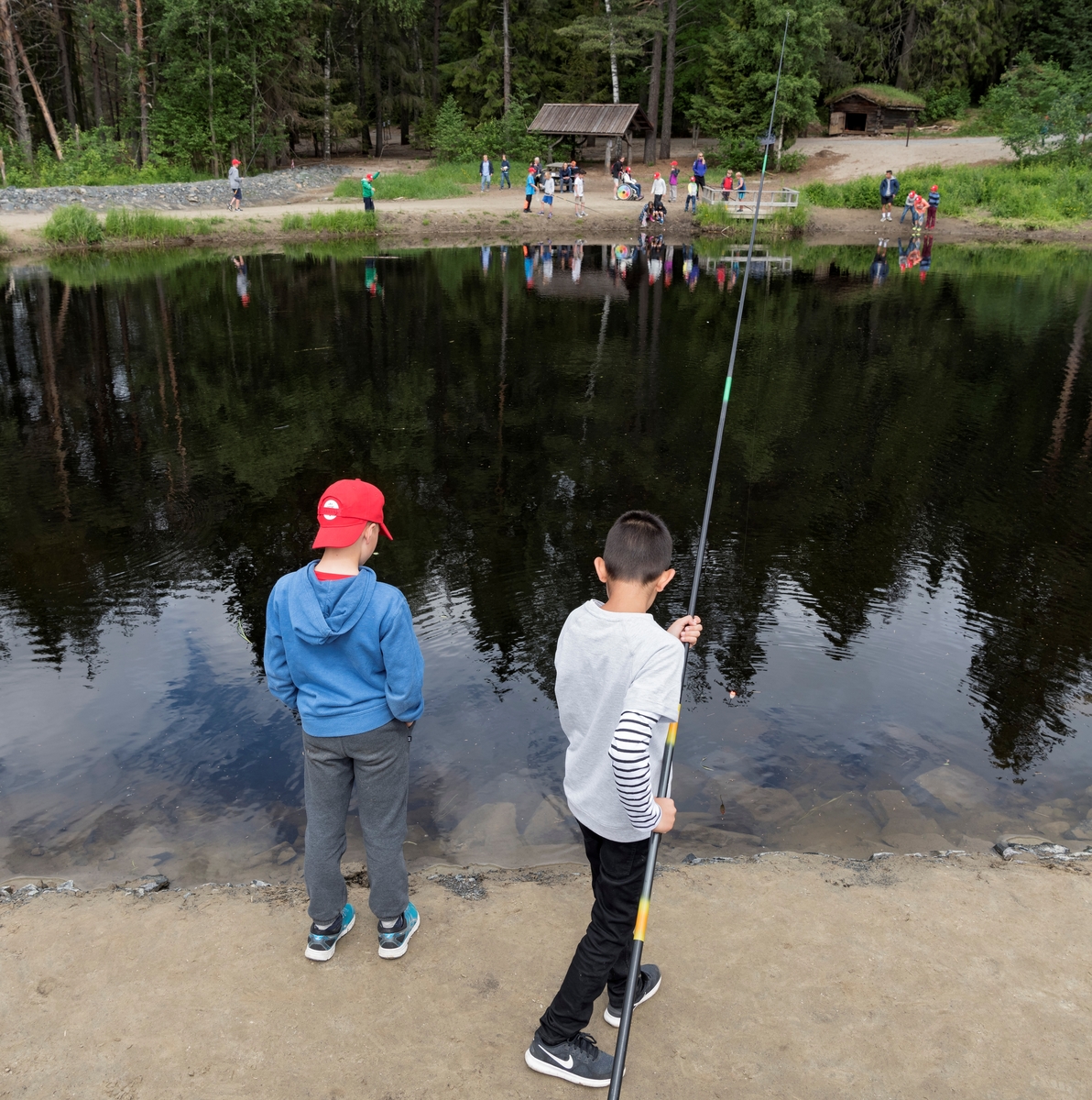 Fra temadagsarrangementet «Skog og vann - naturskole for alle!» på Norsk skogmuseum i Elverum i juni 2018.  Fotografiet er tatt på ved fiskedammen på sørenden av Prestøya, der en del av de tilreisende skoleelevene prøvde fiskestenger.  Enkelte fikk også fisk.  

«Skog og vann» var ett av femten temadagsopplegg Norsk skogmuseum tilbød barnehager og grunnskoler i 2018.  De fjorten andre hadde mer avgrenset tematikk, og mange av dem var orientert mot årstidsspesifikke forhold i naturen eller i tradisjonelt arbeidsliv.  «Skog og vann» var derimot tilpasset de mange som ønsket en elevtur til museet mot slutten av skoleåret, uten noe spesielt læreplanrelatert pedagogisk mål.  Aktivitetstilbudet var derfor vidtfavnende og mangfoldig, fordelt på et stort antall «stasjoner» med aktivitetstilbud på museets uteområde.  Aktører fra en del frivillige organisasjoner med skog- og utmarksarktiviteter på programmet samarbeidet med museets formidlere om avviklinga av arrangementet.  I 2018 samlet «Skog og vann» 3 000 elever fordelt på fem dager.