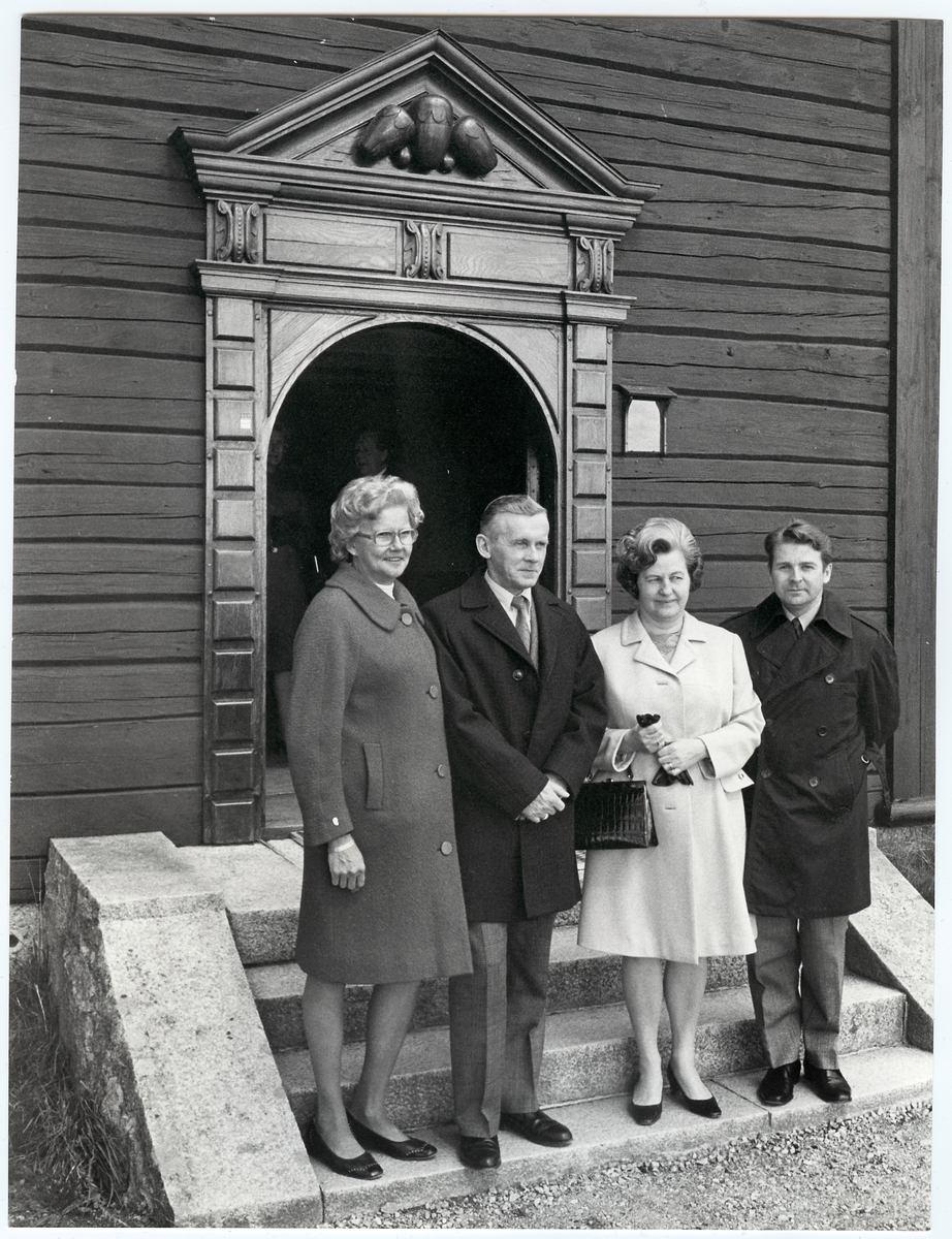 Personal från Trafikaktiebolaget Grängesberg–Oxelösunds Järnvägar med makar framför Julita museum i samband med TGOJ-dagen 1973.