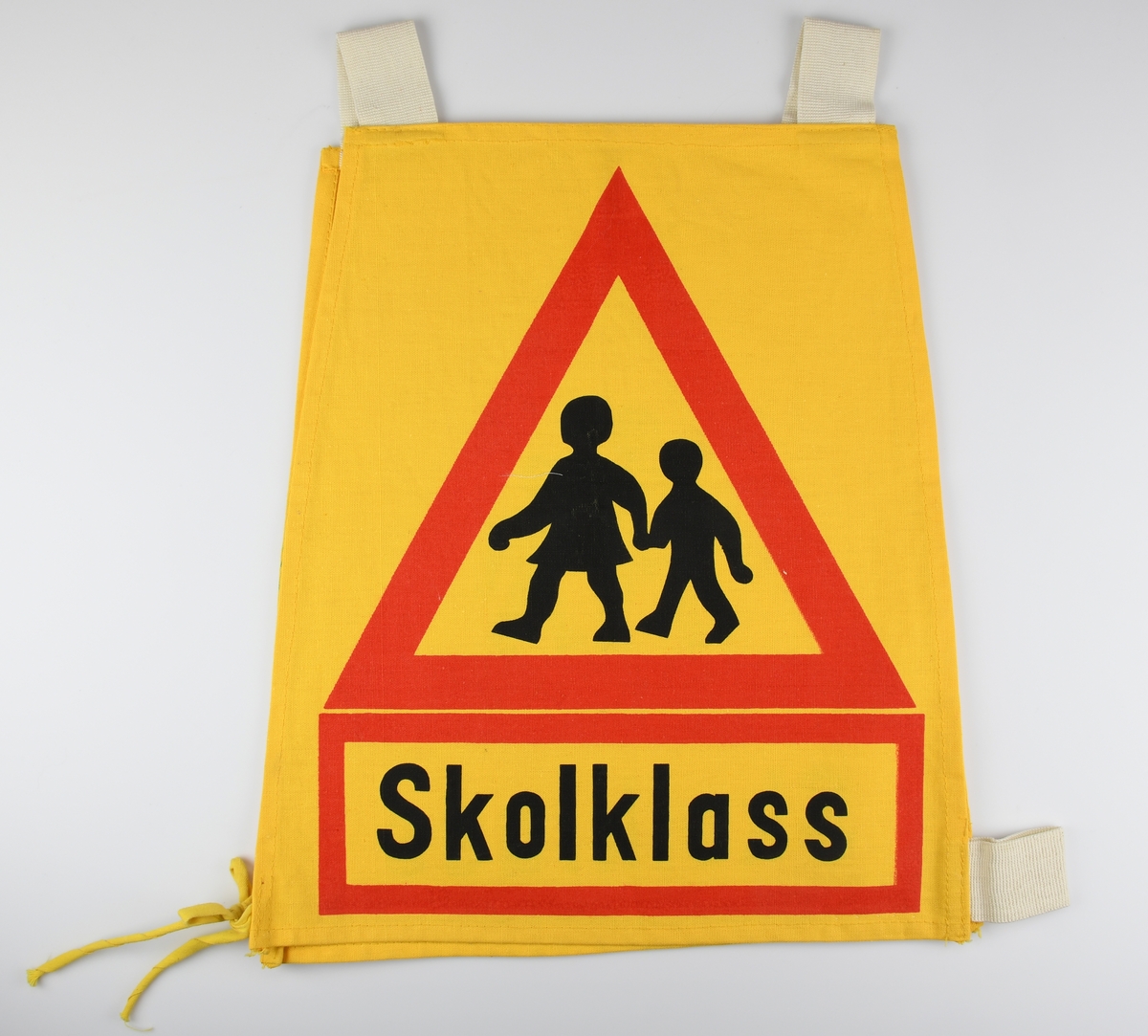 Att ikläda ett barn på förskola vid vistelse utanför förskoleområdet.