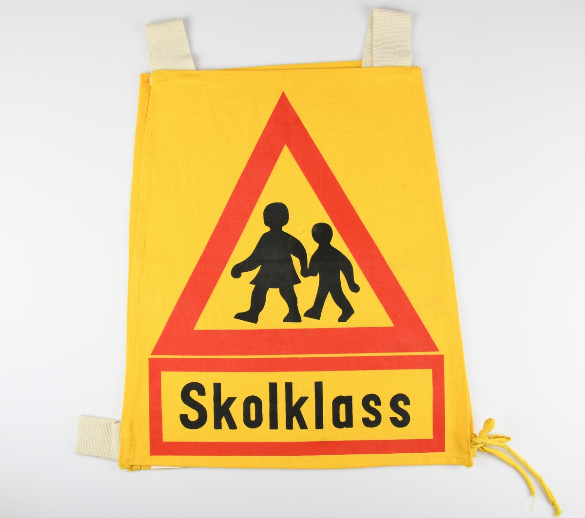 Att ikläda ett barn på förskola vid vistelse utanför förskoleområdet.