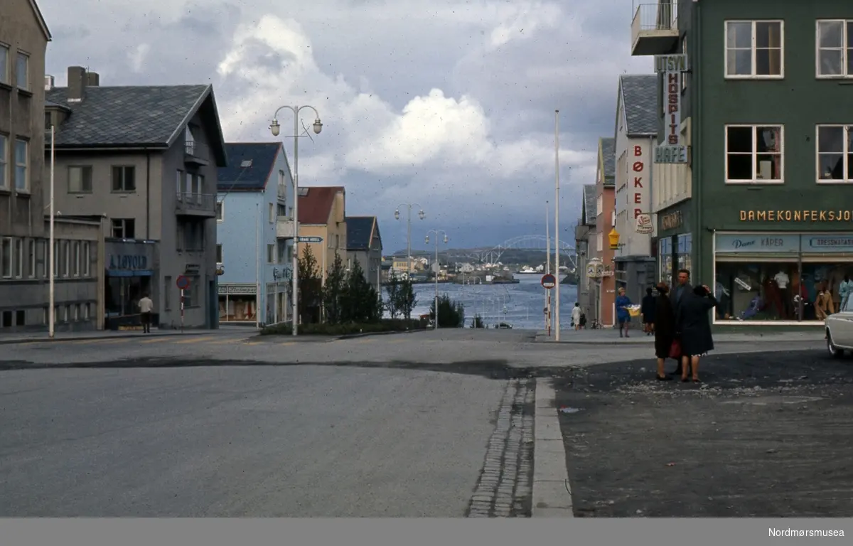 Foto fra Kaibakken på Kirkelandet i Kristiansund. Fotografier og karttegninger, fotografert eller samlet sammen av Arkitekt MNAL Kristian Sylthe (f. 18.06.1926) ved Kristiansund kommune i sitt virke som kommunearkitekt (senere næringssjef) samt som sekretær i Oljeutvalget fra begynnelsen tidlig 1970. Samlingen kan i hovedsak dateres mellom 1945 til 1980. Samlingen er gitt i gave av Kristiansund kommune. Fra Nordmøre museums fotosamlinger.