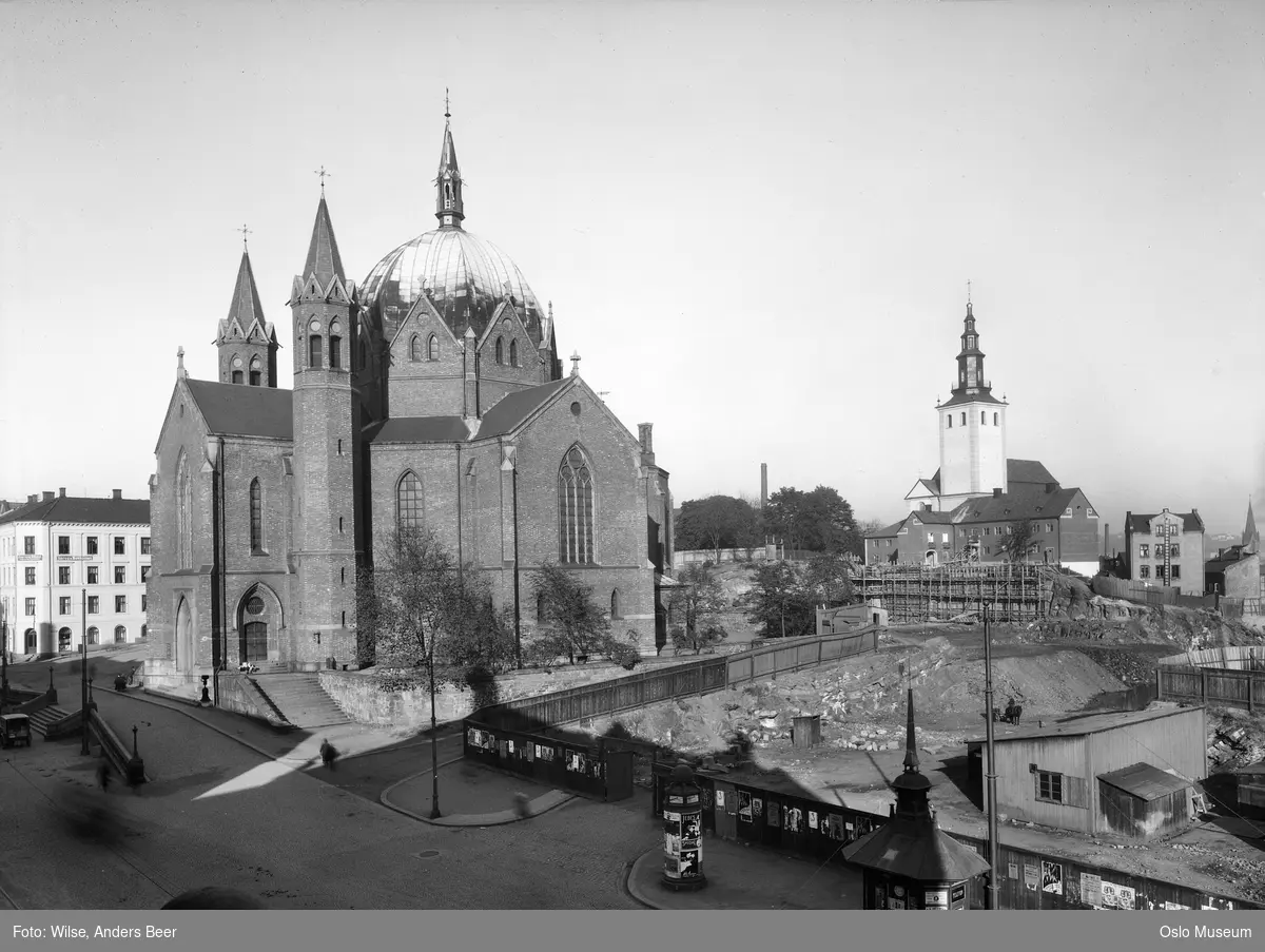 Trefoldighetskirken, Margaretakyrkan, Deichmanske biblioteks byggetomt, plankegjerde, plakater, kiosk, plakatsøyle