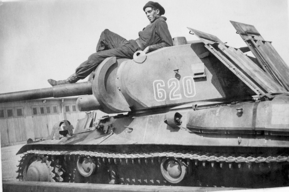 Korpral Oskar Kling från P4 uppe på en stridsvagn m/42
Milregnr: 620