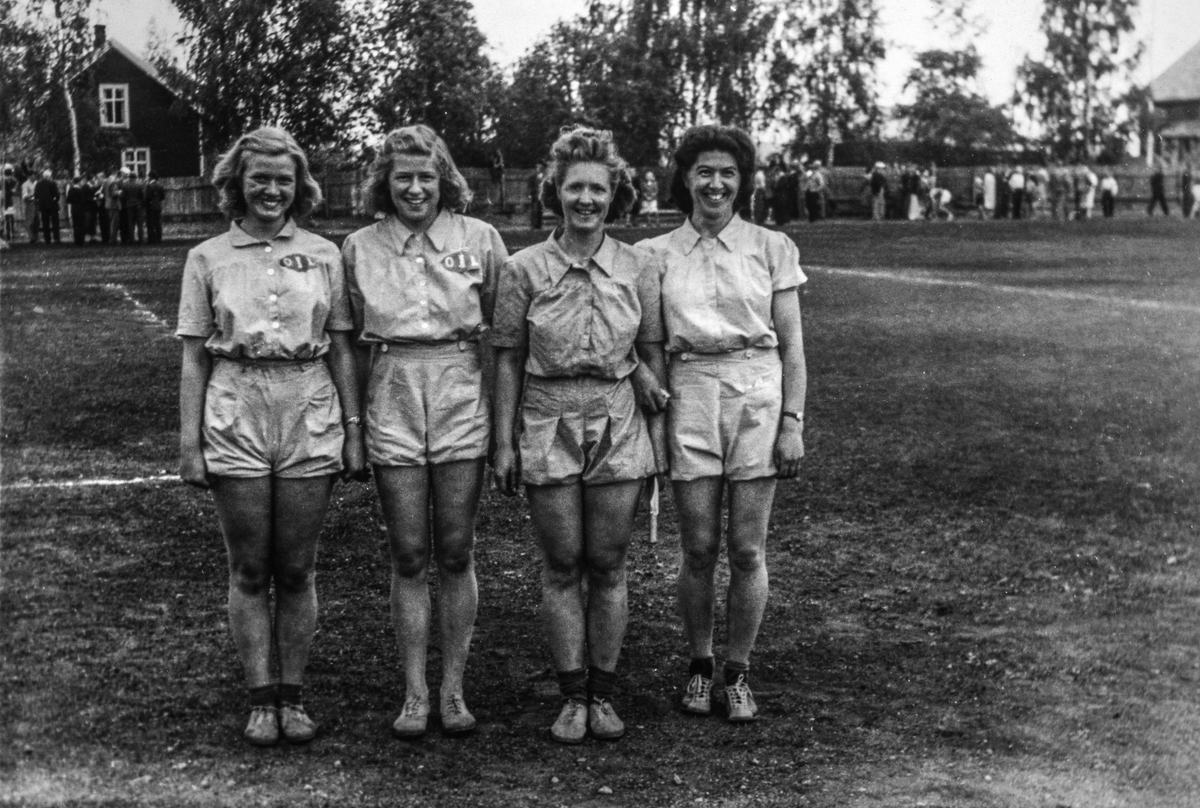 Ottestad Idrettslag, gruppe 4, jenter, friidrett. F.v. Ranveig Johnstad, Anne Lise Antonsen, Lilly Langli, Ruth Antonsen.