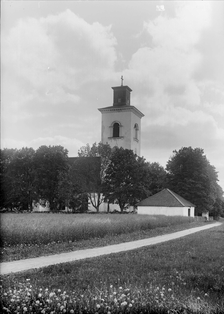 "Simtuna kyrka från landsvägs-sidan", Uppland 1920