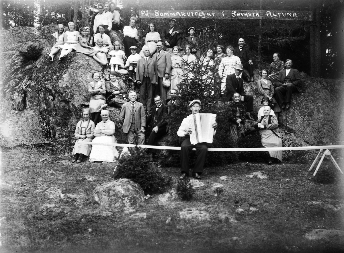 "Alla Sevastabor m. fl. på utflykt till Sevasta soldattorp söndagen den 29 juli 1933 kl 2 em.", Altuna socken, Uppland