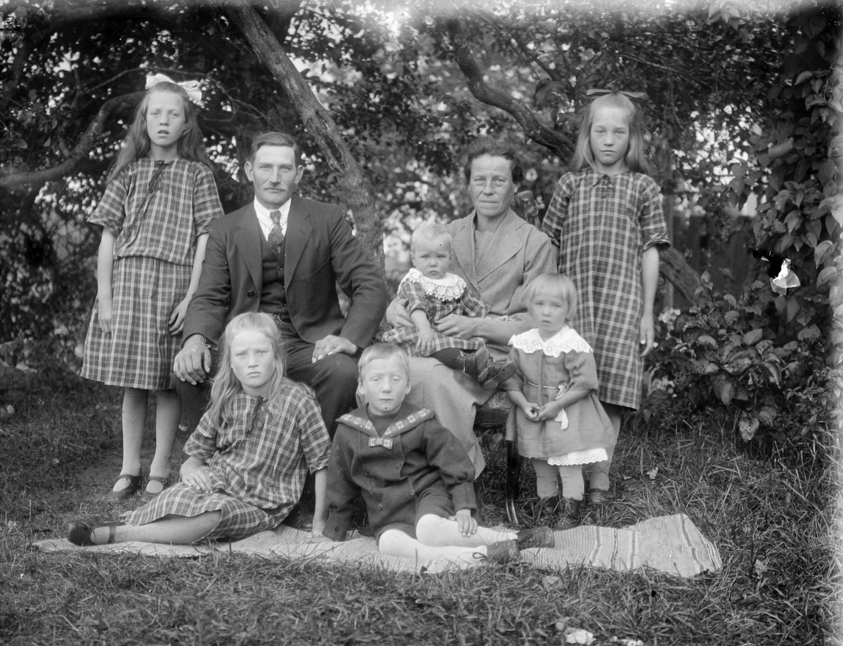 Sigfrid Andersson med familj, Bärtbo, Tärna socken, Uppland 1925