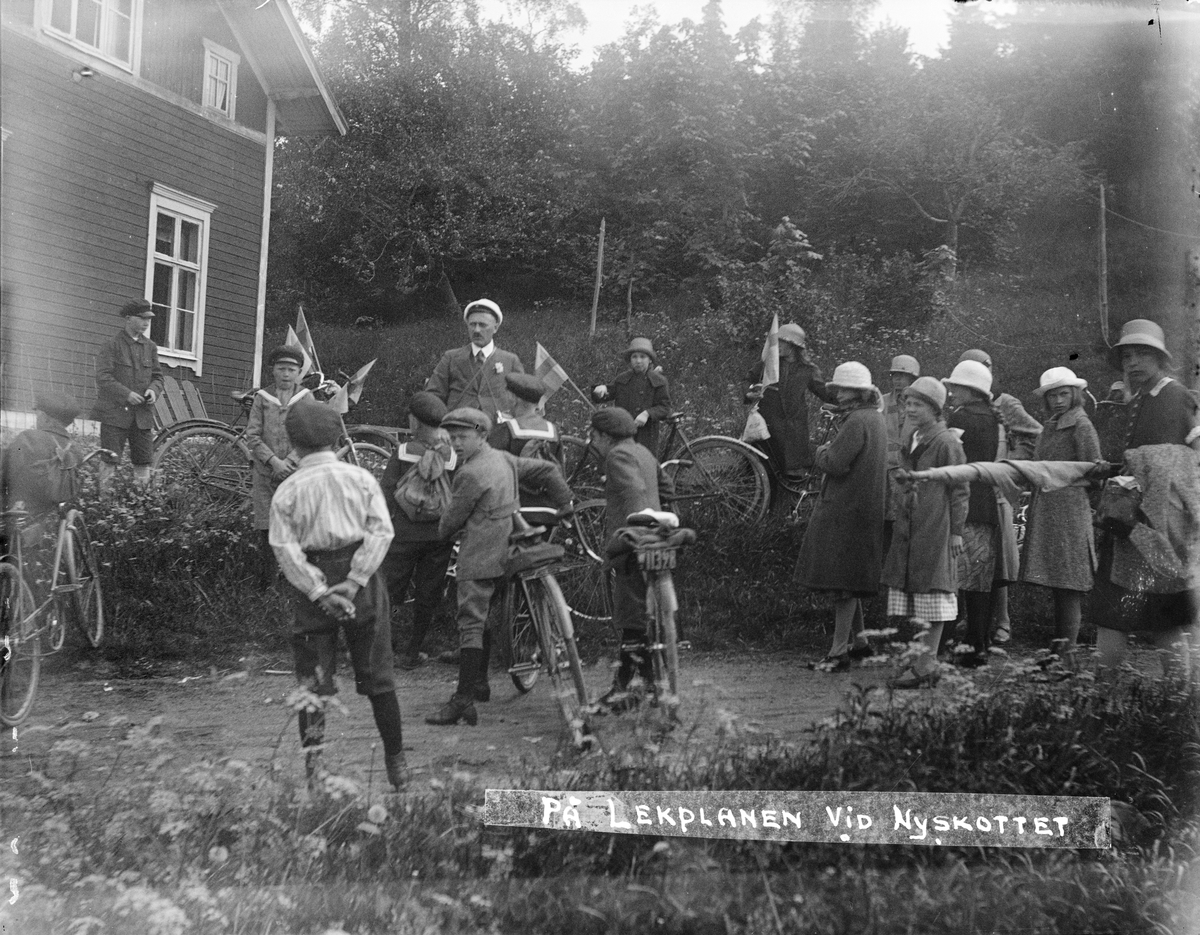 Skolklass på lekplanen vid Nyskottet, Altuna socken, Uppland 1926