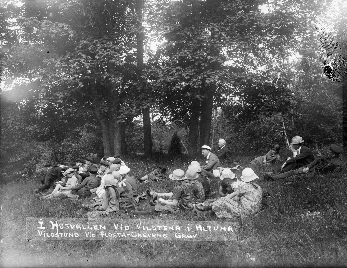 Skolklass vilar vid "Flosta-grevens grav" i husvallen vid Vilstena, Altuna socken, Uppland 1926