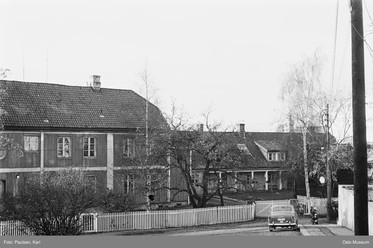 Lille Frogner gård, hage, gjerde, bil, barn