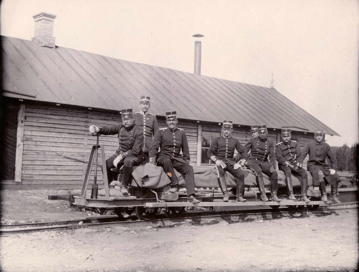 Text i fotoalbum: "Färd upp till fort i Boden. Sjögreen, Frölich, Carleson, Törnell, Björkman, Lie, Rappe."