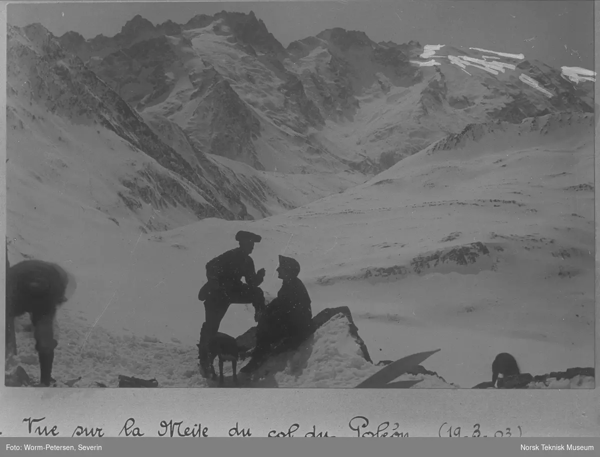 Personer på fjelltur i snølandskap