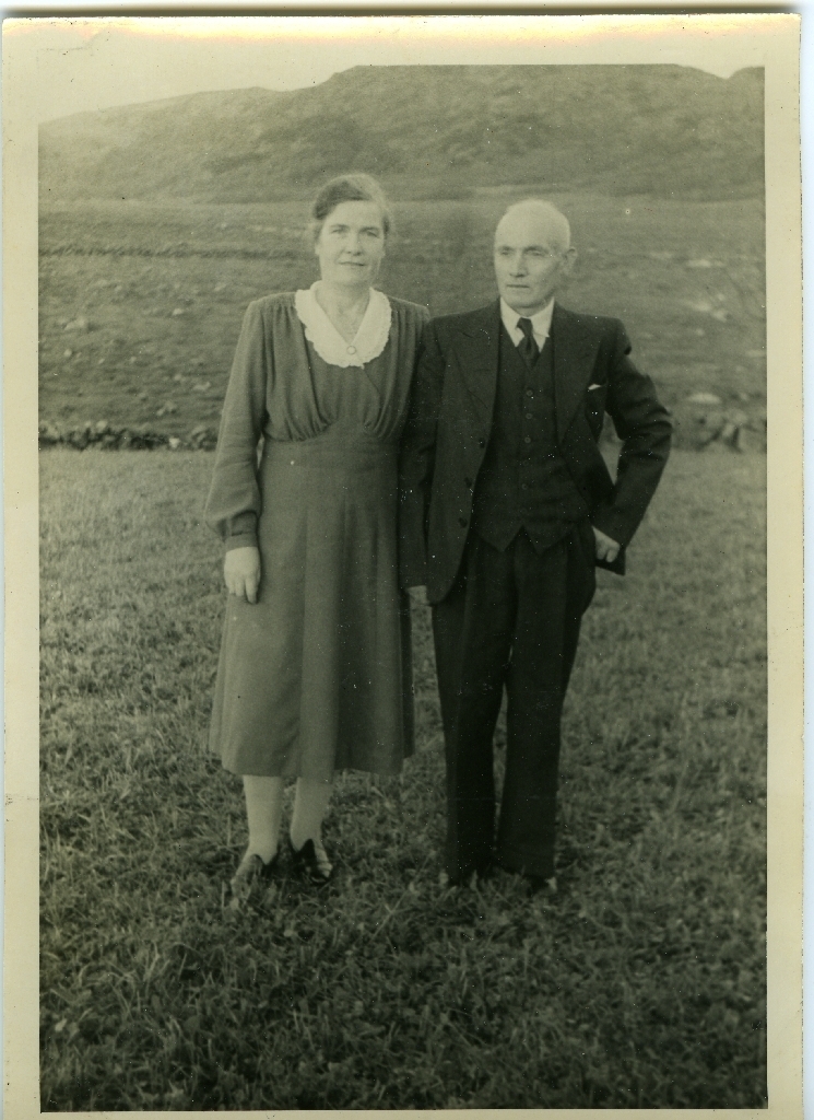 Malmfrid Hommeland f. Kyllingstad (26.3.1902 - 28.6.2008), og Hartvig Hommeland (25.2.1892 - 10.4.1984) fotografert på sølvbryllupsdagen på Grinnarholen, Lye bnr. 4.