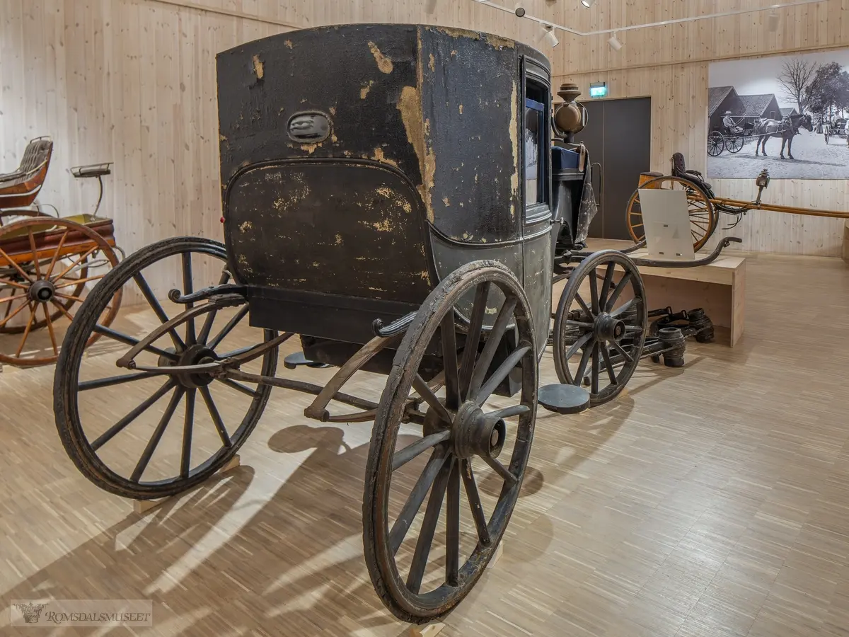 Staffering, tynne gule striper og profiler.