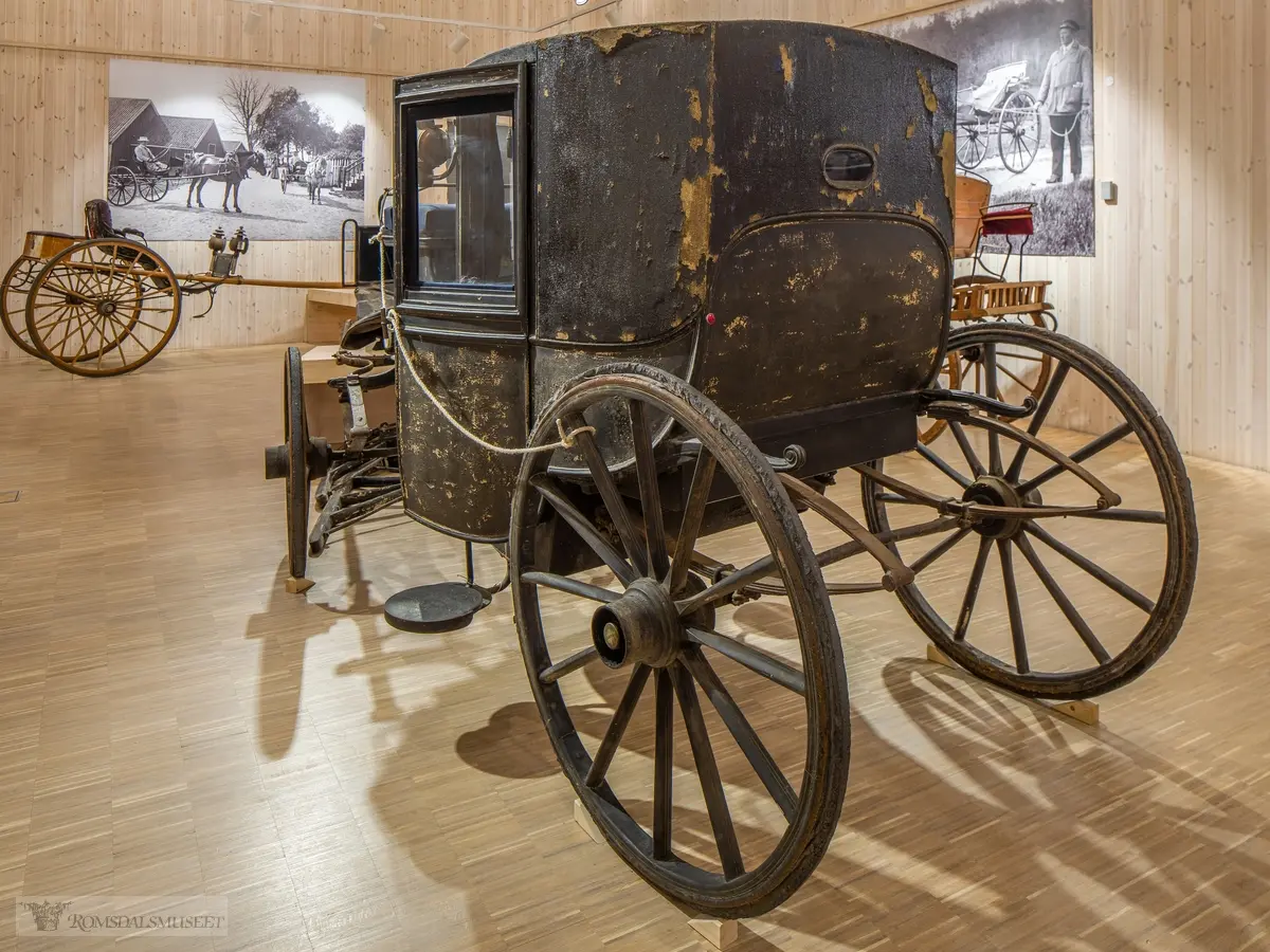 Staffering, tynne gule striper og profiler.