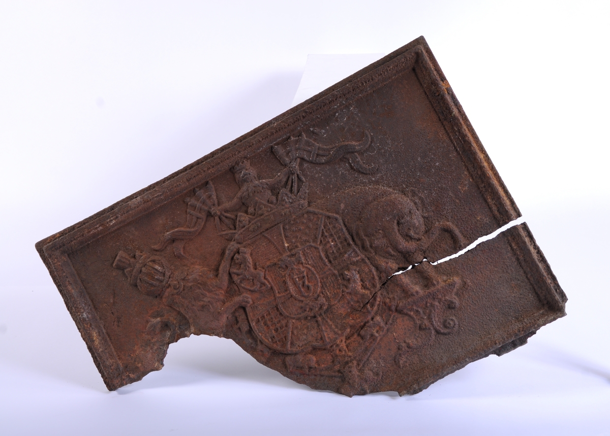 Ovnsplate med Christian Conrad Danneskiold-Laurvigs våpenskjold.
Våpenskjoldet viser Frederik den 3. monogram i midten. Christian Conrad var sønn av Ferdinand Anton Danneskiold-Laurvig som var sønn av  Ulrik Frederik Gyldenløve og Antoinette Augusta av Aldenburgs.

Fredrik 3. Dansk-norsk konge 1656 -70. Besøkte Fredrikstad 30. juli 1656, med formål å lage befestningsplaner for byen.