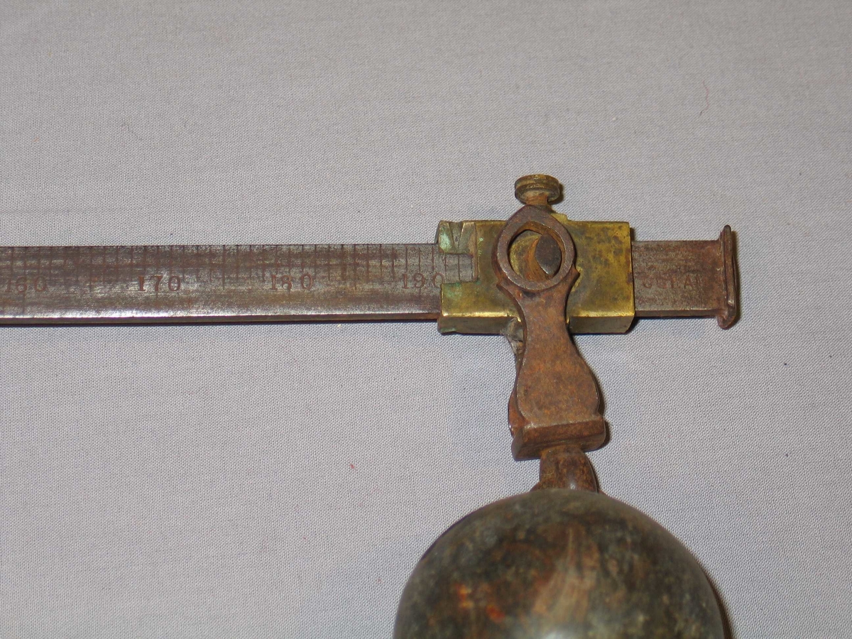 Vektarm av jern med lodd, krok og oppheng. 