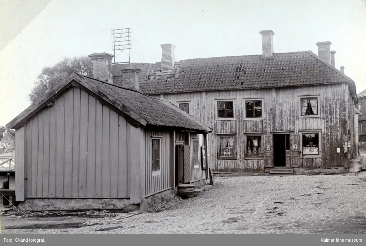 Fotot visar Bellmanshuset i Torshälla som var systrarna Winells ateljé.
