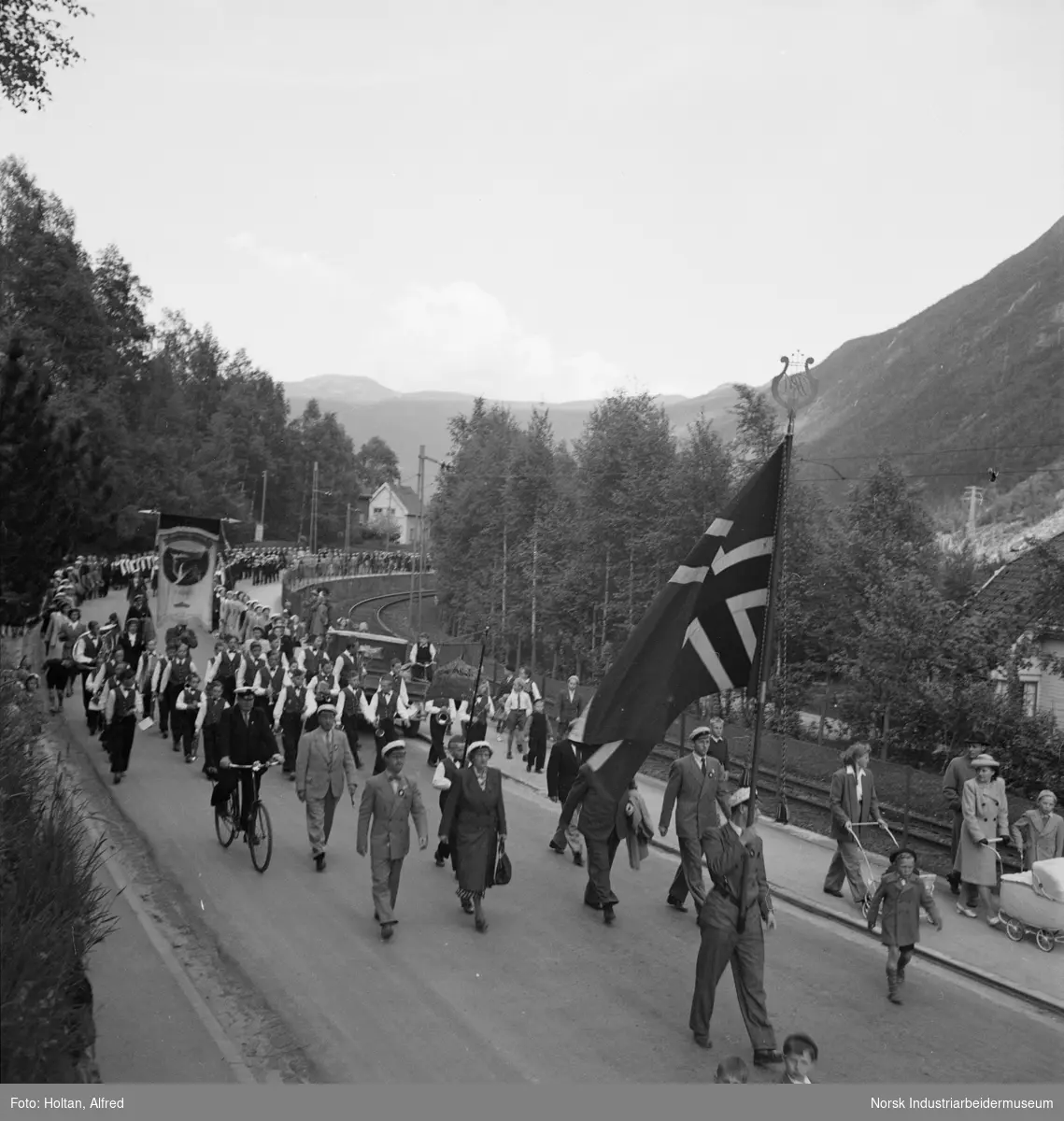 Mai-tog i Rjukan i Sam Eydes gate.