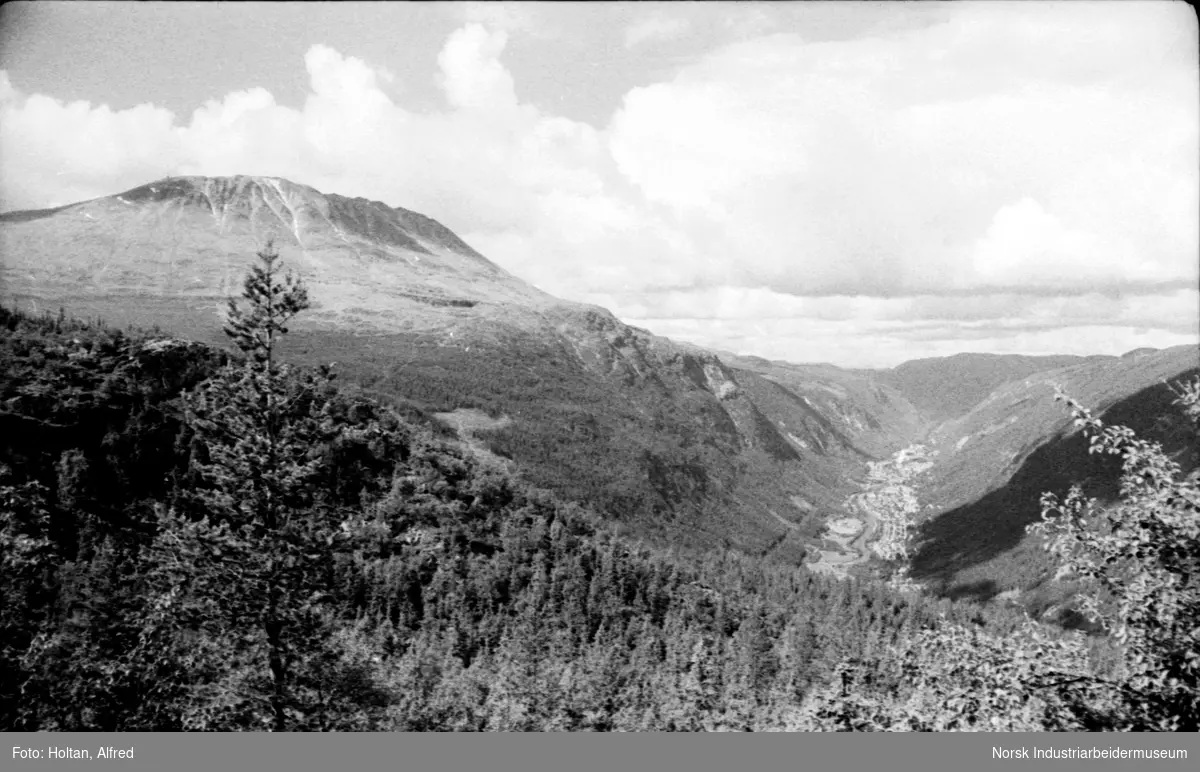 Gaustatoppen med industristedet Rjukan i dalen under.