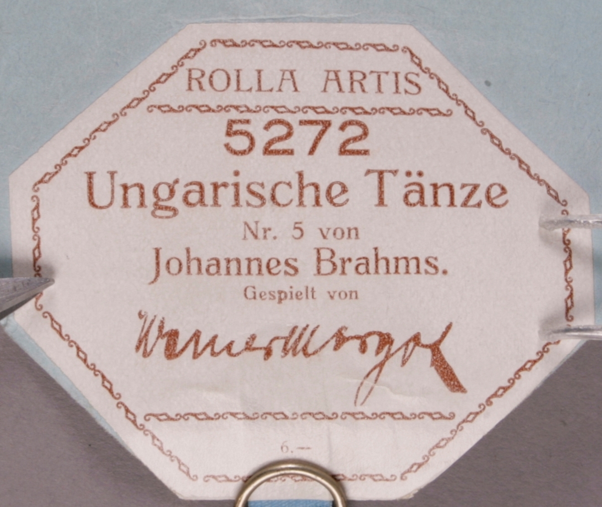 Rull til selvspillende piano med tilhørende eske. 88 toner.
Tempoangivelse i begynnelsen.
Styrkeangivelse i begynnelsen, samt "Solo"{/"Tutti?]
Aksenter markert med "V".
Aksenter automatiserte v "snake bites" bass og diskant
Spottet linje (blågrå, hulete punkter/sirkler) antatt for dynamikk
Effektspor til venstre for tonehull og snake bites, sannsynlig for pedal