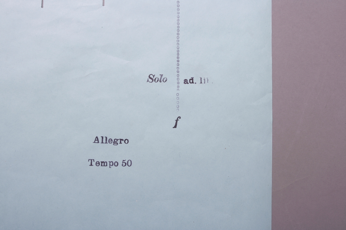 Rull til selvspillende piano med tilhørende eske. 88 toner.
Tempoangivelse i begynnelsen.
Styrkeangivelse i begynnelsen, samt "Solo"{/"Tutti?]
Aksenter markert med "V".
Aksenter automatiserte v "snake bites" bass og diskant
Spottet linje (blågrå, hulete punkter/sirkler) antatt for dynamikk
Effektspor til venstre for tonehull og snake bites, sannsynlig for pedal