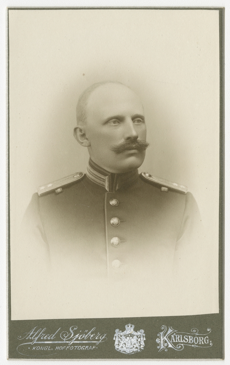 Porträtt av Tage Herman August Falck, löjtnant vid Södra skånska infanteriregementet I 25.

Se även bild AMA.0009620.