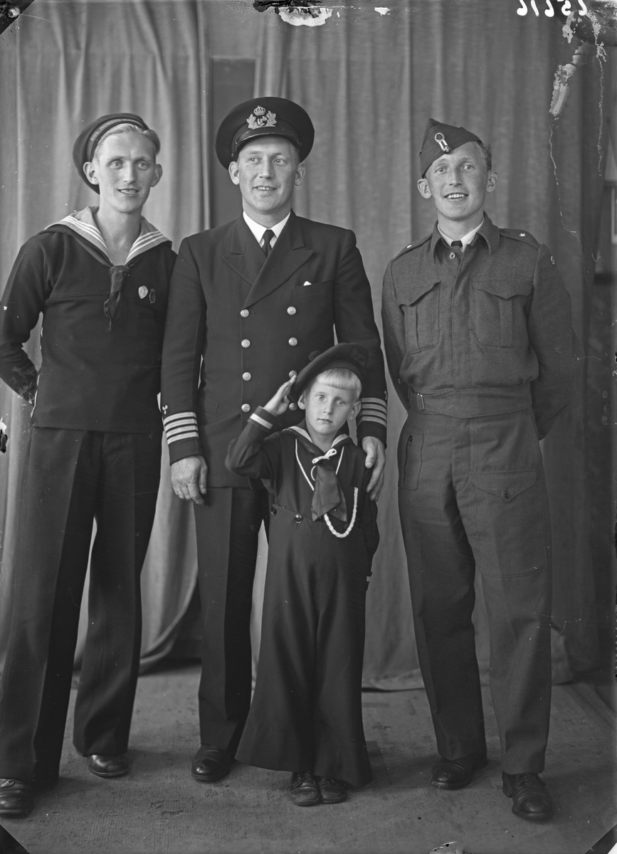 Gruppebilde. Gruppe på fire. To menn i marineuniformer og en i hærens uniform og en gutt i marineuniform. Bestilt av Hr Maskinmester Sten. Onarheim