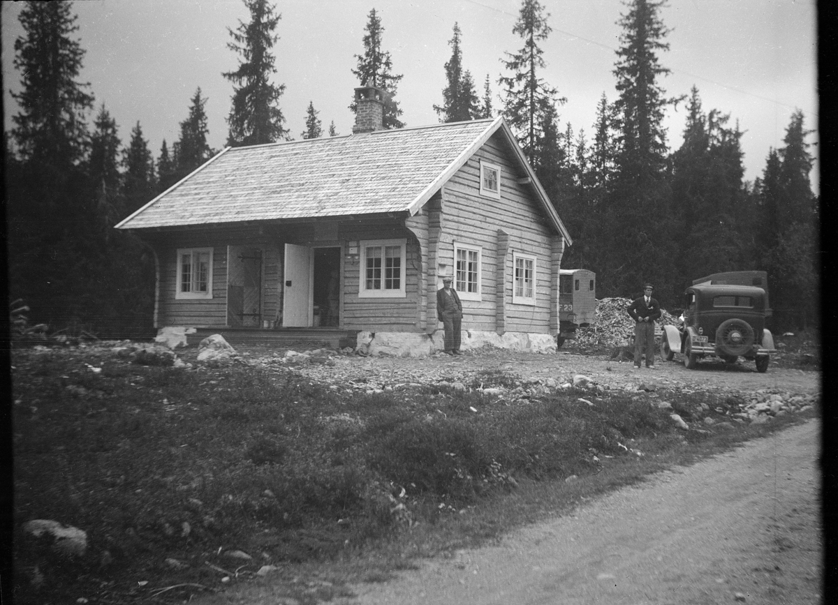 Bjønnåsen, Portnerstuen, Bomvokterbolig, Furnes allmenning, tømmerbygning, personbil D-4073.