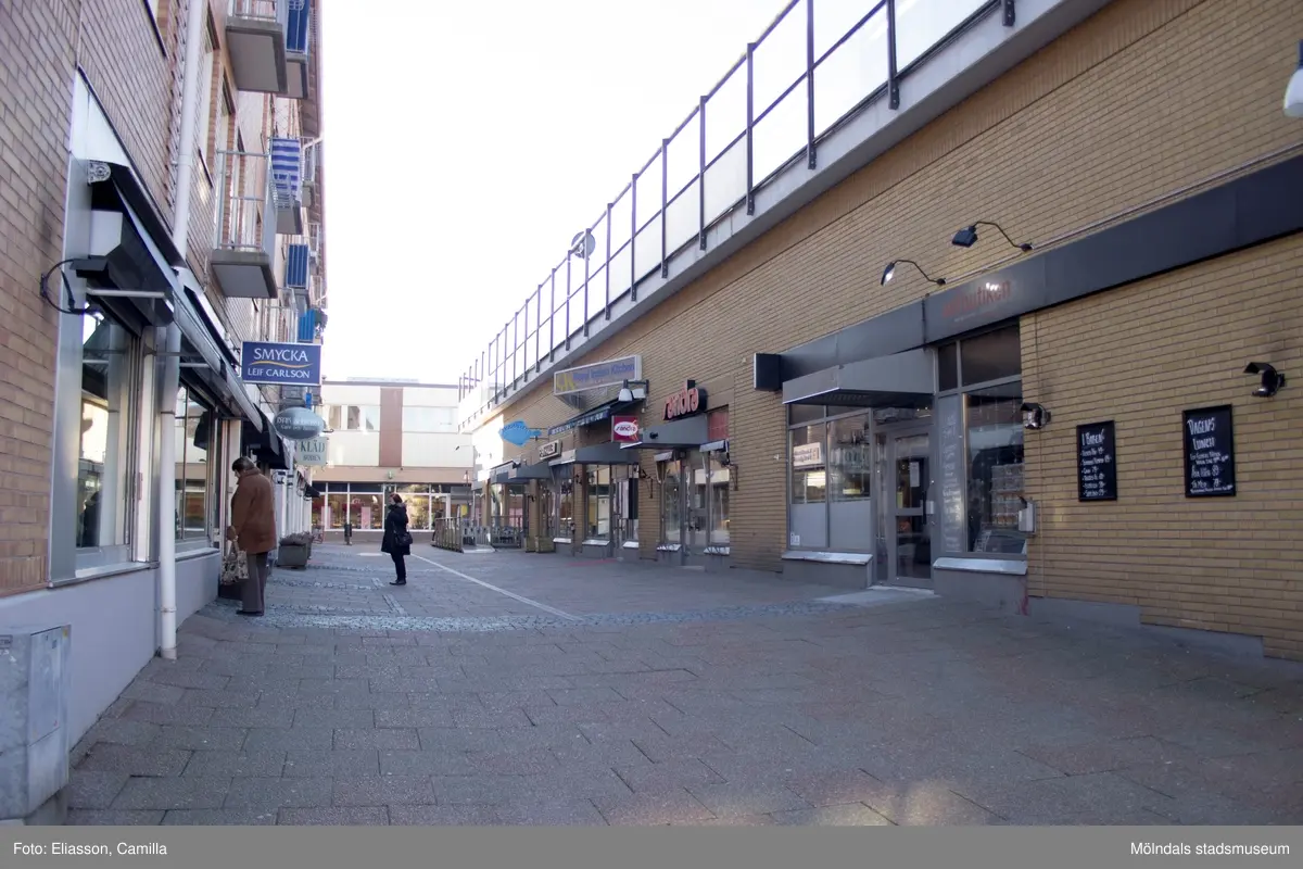 Medborgaregatan sedd från Bergmansgatan, år 2015. Bild 1-3: på höger sida ses fastigheten Hajen 2 (Ostbutiken, Boutique Sandra, Royal Indian Kitchen samt Fiskhallen). Bild 4-5: på vänster sida ses fastigheten Havskatten 12 (Smycka Leif Carlson, Isak & Berg samt Klädboden). Dokumentation av platsen innan rivning och nybyggnation.
