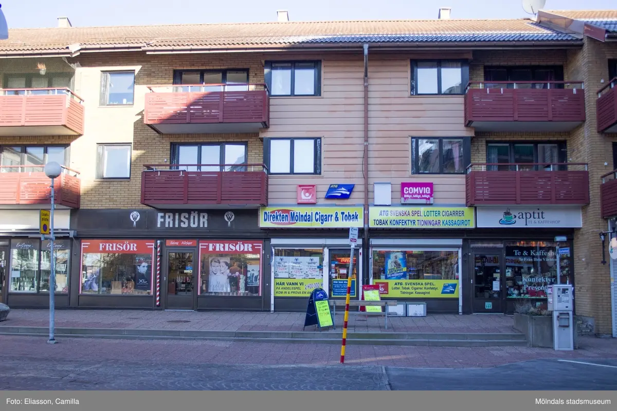 Bergmansgatan sedd från Mölndals torg, år 2015. Bild 1-2: Bergmansgatan 2-6. Bild 3: Bergmansgatan 2 (Blomstermakarna). Bild 4: Bergmansgatan 8- osv. Dokumentation av platsen innan rivning och nybyggnation.