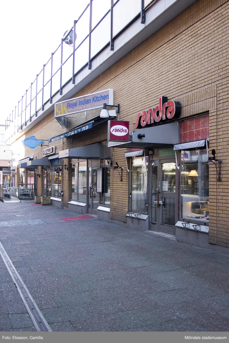Medborgaregatan sedd från Bergmansgatan, år 2015. Bild 1-3: på höger sida ses fastigheten Hajen 2 (Ostbutiken, Boutique Sandra, Royal Indian Kitchen samt Fiskhallen). Bild 4-5: på vänster sida ses fastigheten Havskatten 12 (Smycka Leif Carlson, Isak & Berg samt Klädboden). Dokumentation av platsen innan rivning och nybyggnation.