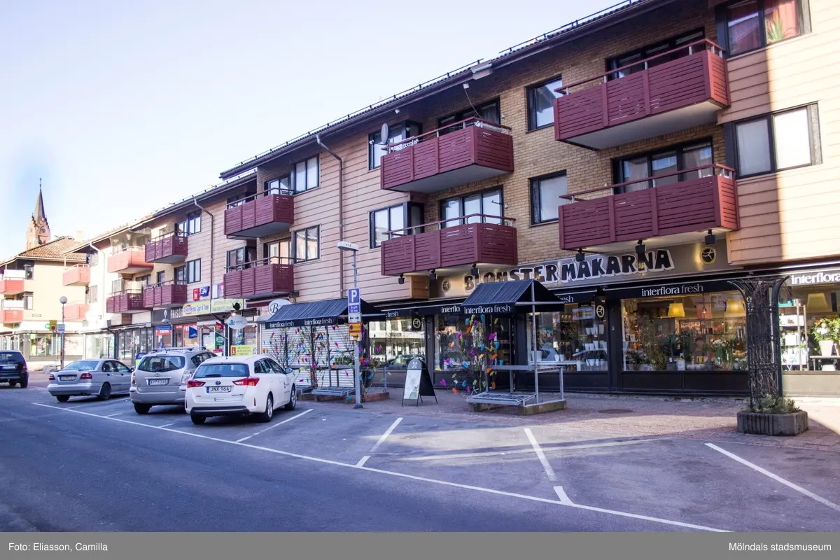 Bergmansgatan sedd från Mölndals torg, år 2015. Bild 1-2: Bergmansgatan 2-6. Bild 3: Bergmansgatan 2 (Blomstermakarna). Bild 4: Bergmansgatan 8- osv. Dokumentation av platsen innan rivning och nybyggnation.