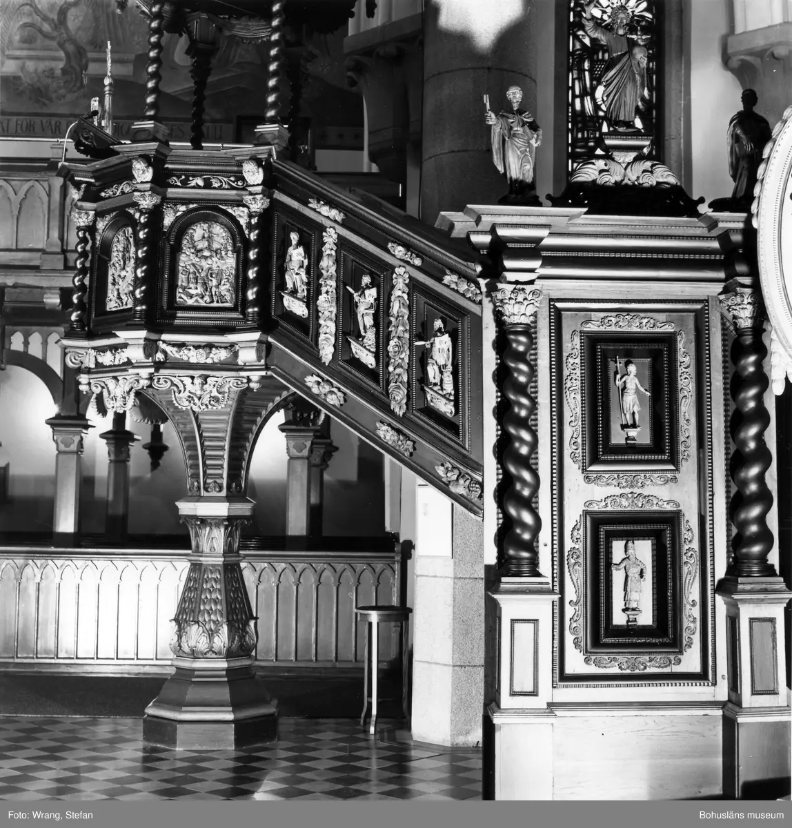 Text till bilden: "Lysekils kyrka. Predikstolen, av Markus Jäger 1672".