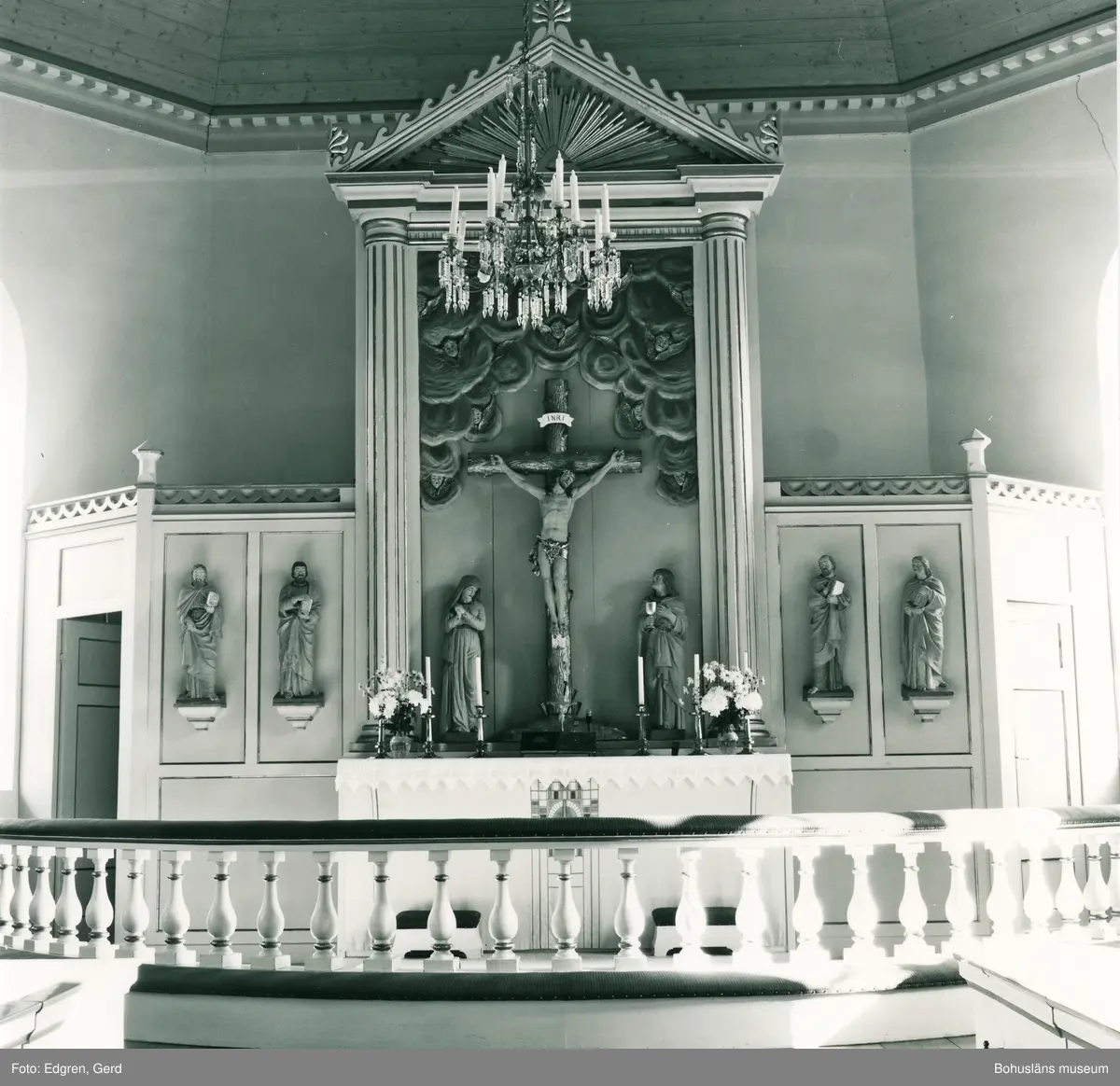 Text till bilden: "Röra kyrka. Altaranordning sammankomponerad med en skärmuppställning som avgränsar sakristian från koret. Skulpturer av C. J. Dyfverman".