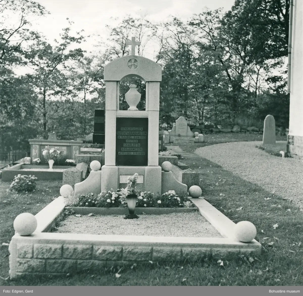 Text till bilden: "Torps kyrka. Gravvård söder om kyrkan".