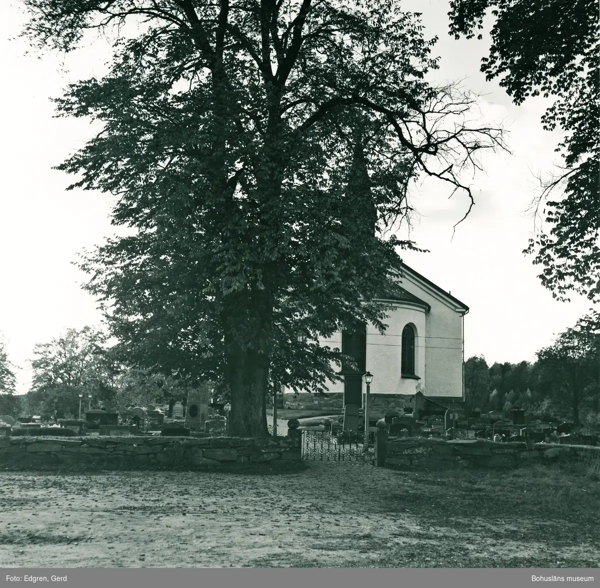 Text till bilden: "Torps kyrka. Ingången från parkeringsplatsen öster om kyrkan".