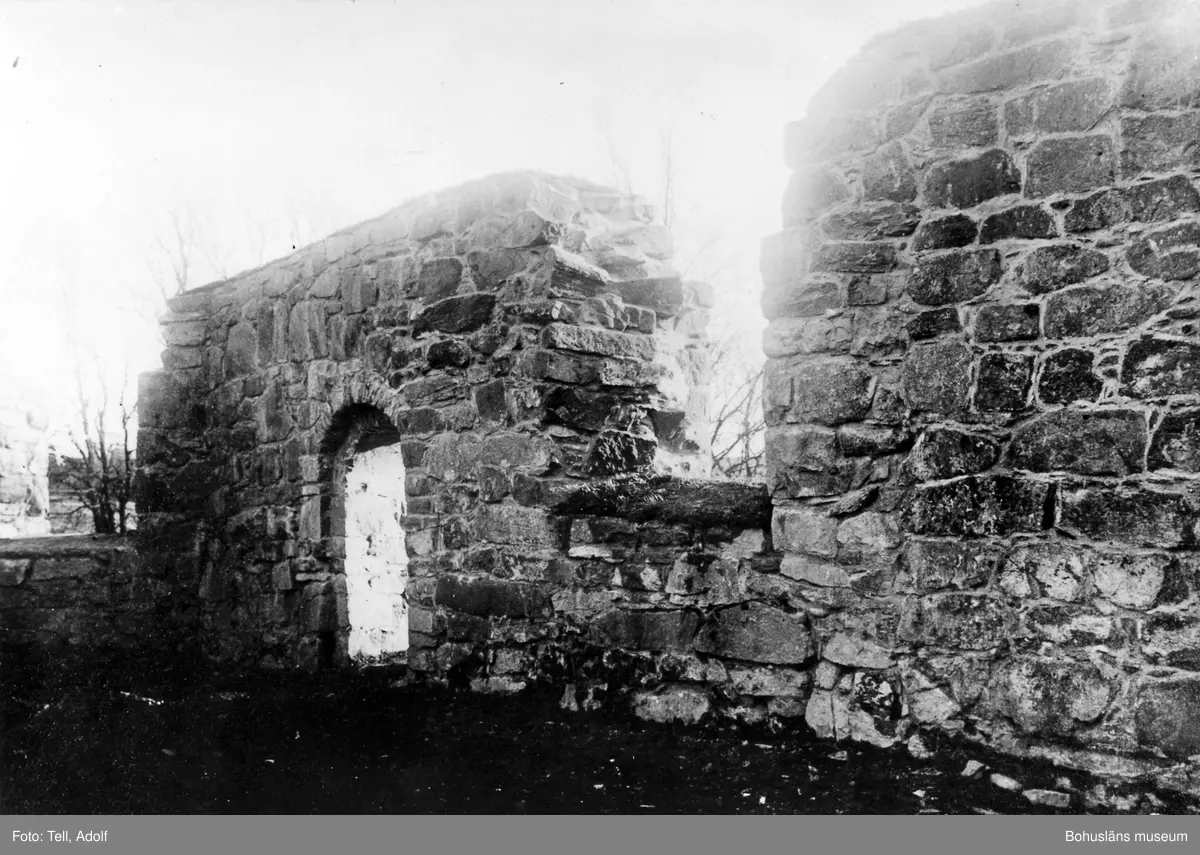 Text till bilden: "Ytterby kyrkoruin. Interiör av SÖ väggen med S portalen. Efter restaureringen 1927".