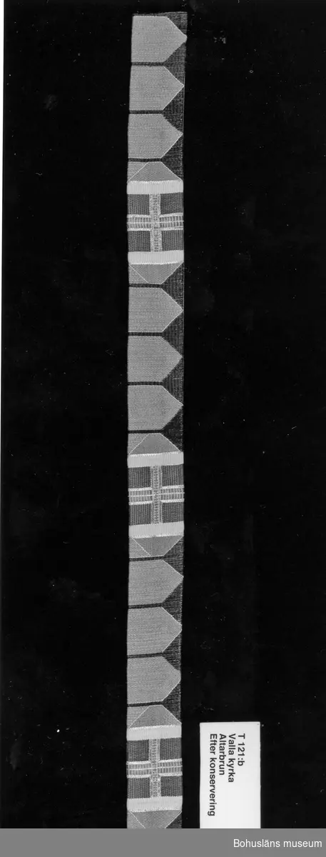 Text till bilden: "T121:b. Valla kyrka. Altarbrun. Efter konservering".