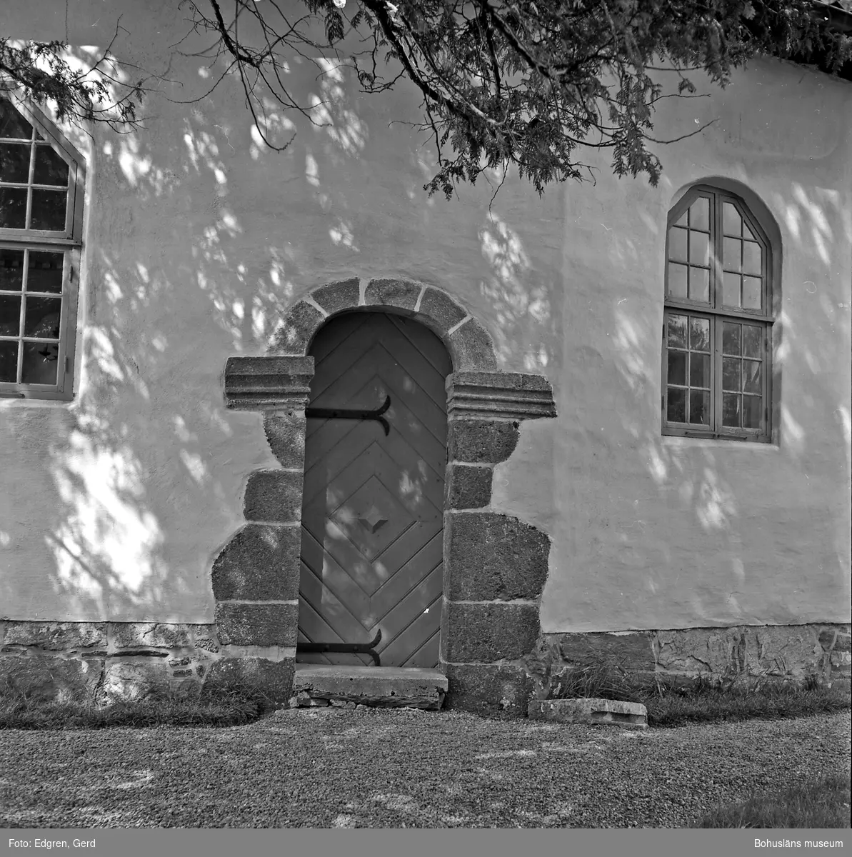 Text till bilden: "Ljungs gamla kyrka. Sydportalen".