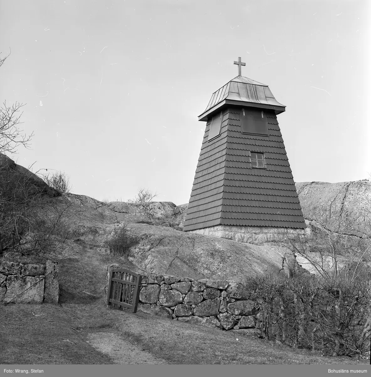 Text till bilden: "Gåsö kapell. Begravningsplatsen. Klockstapel, byggd 1919".