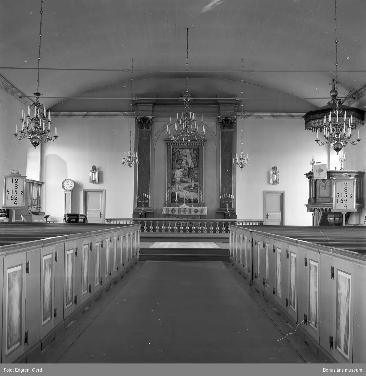 Text till bilden: "Lycke kyrka. Interiör mot koret. Altartavlan målad av Erik Ström år 1960".