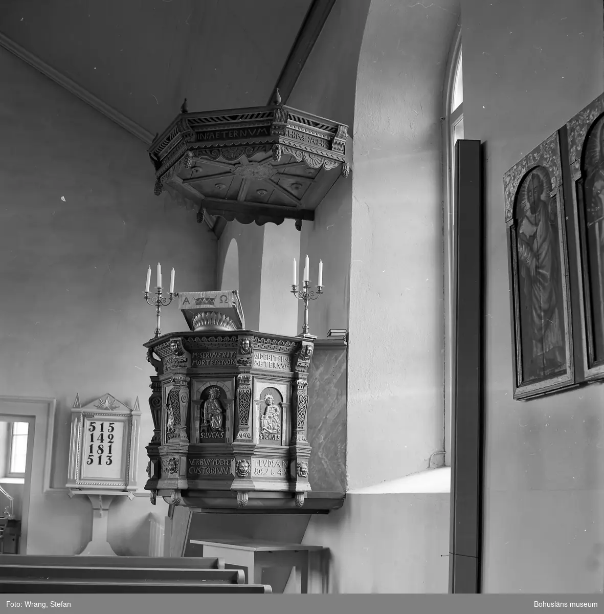 Text till bilden: "Torps kyrka. Predikstol från 1645 med ljudtak".