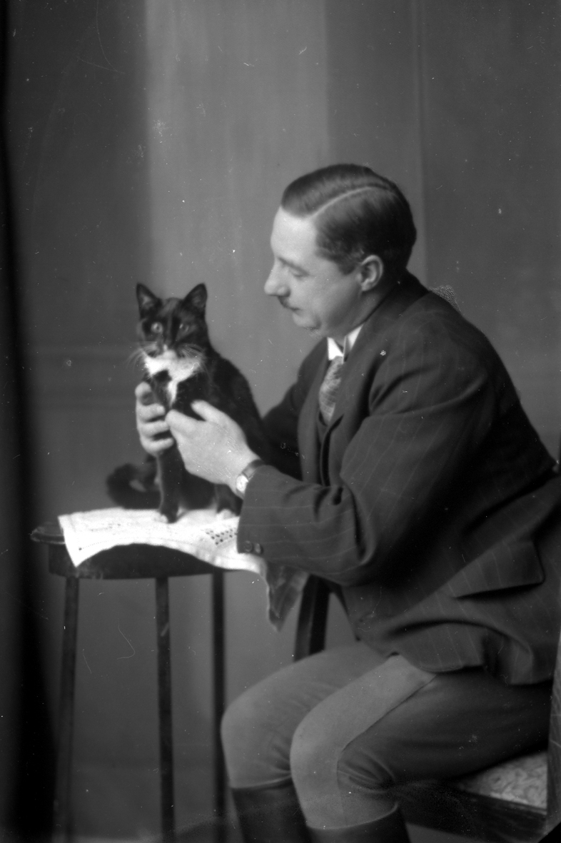 Bryggmästare Krönleins på bryggeriet Nordstjärnan hund sitter vackert för fotografen. Katten måste däremot övertalas.