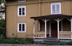 Svartingstops gård med veranda.
