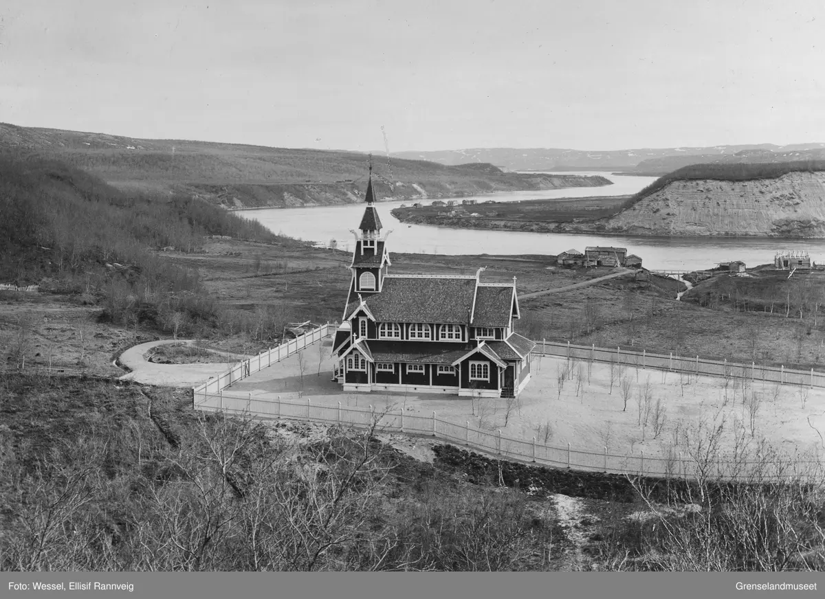 Neiden kirke med Neidenelva i bakgrunnen 1902
