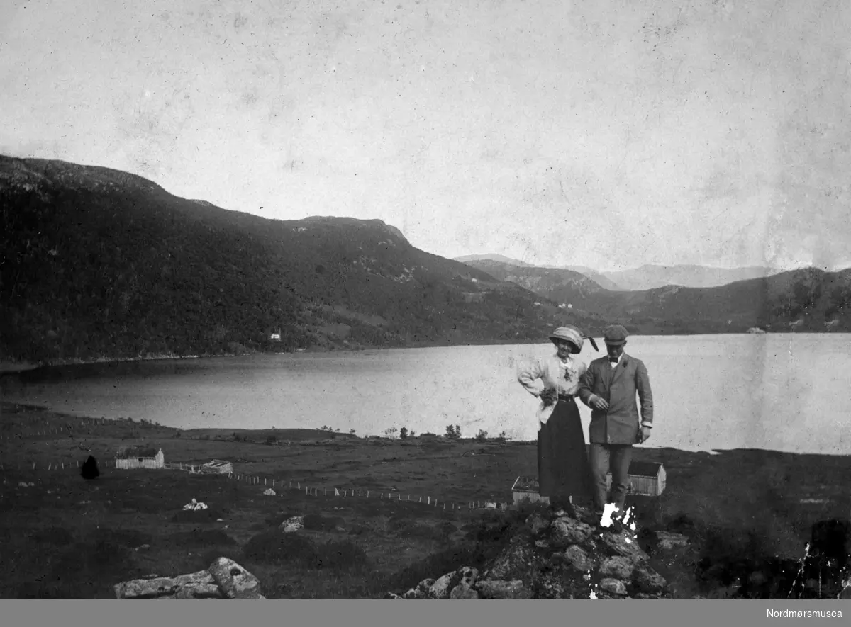 Fotografi av en mann og kvinne på utflukt, trolig på Valsøyfjord i Halsa kommune. Fotografiet stammer fra Enge Bruk i Valsøyfjord i Halsa kommune. Samling fotografier fra Enge Bruk i Valsøyfjord i Halsa kommune. Eier av originalmaterialet er Kolbjørn Botten. Fra Nordmøre museums fotosamlinger.