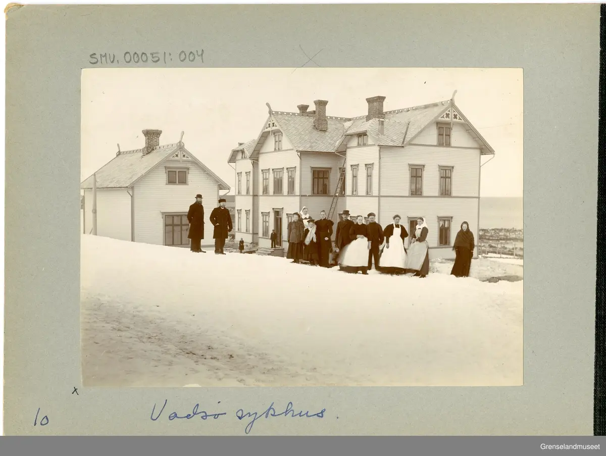 Album med brune permer.